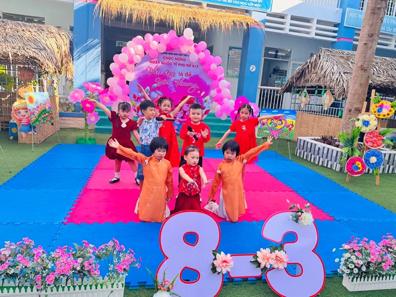 /Tiết mục văn nghệ: Hát múa  8/3 của mẹ và cô  của các bé lớp Lá 3+ Lá 4+ Lá 5