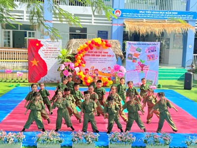 Tiết mục đồng diễn:  Hát mãi khúc quân hành  của lớp Chồi 1 + 4