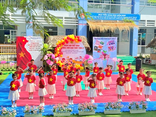 Tiết mục đồng diễn:  Khát vọng tuổi trẻ  của lớp Chồi 2 + 3