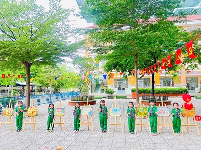 Trường MN Thủy Tiên 2 tổ chức cho các bé khối Lá tham quan trường TH Phạm Hùng