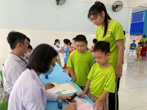Khám sức khỏe học sinh đầu năm