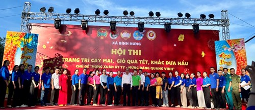 Tham gia Hội thi trang trí cây mai, giỏ quà tết, khắc dưa hấu