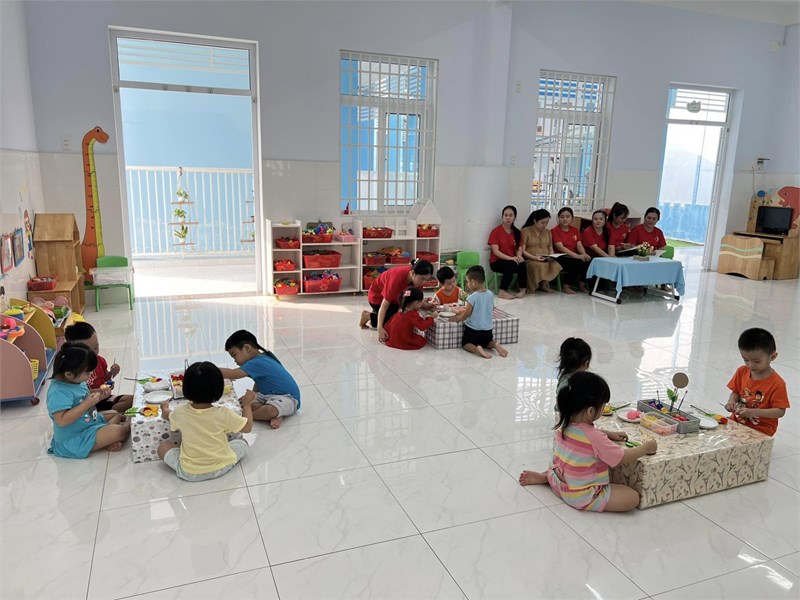 Tổ chức thao giảng chuyên đề “Tổ chức hoạt động giáo dục âm nhạc và tạo hình cho trẻ Nhà trẻ”