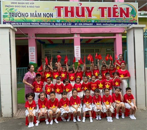 Toàn thể nhà trường đồng diễn chào mừng kỷ niệm 50 năm giaỉ phóng đất nước