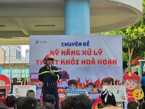 Trường Mầm non Trạng Nguyên tổ chức hoạt động giáo dục kỹ năng sống “Kỹ năng xử lý thoát hoả hoạn”.