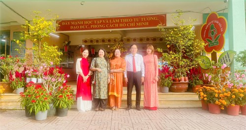 🌼Nhân dịp Tết Ất Tỵ, trong không khí tưng bừng đón chào năm mới, 
🌼Sáng ngày 29/1/2025 ( tức mùng 1) Trường Mầm non Trường Thạnh vinh dự được đón đoàn lãnh đạo Thành Phố Hồ Chí Minh và lãnh đạo phường Trường Thạnh tới thăm, chúc Tết nhà trường. Dẫn đầu đoàn là đồng chí Nguyễn Thị Ngọc Thanh– PGĐ An Sinh, đ/c Nguyễn Thị Khánh Bình - Bí thư Đảng Uỷ Phường Trường Thạnh. Đây là hoạt động ý nghĩa, thể hiện sự quan tâm sâu sắc của lãnh đạo đối với sự nghiệp giáo dục mầm non.