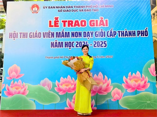 Trao giải hội thi giáo viên dạy giỏi cấp thành phố hồ chí minh.