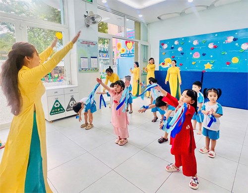Trường Mầm non Tuổi Hồng hưởng ứng Tuần lễ áo dài.