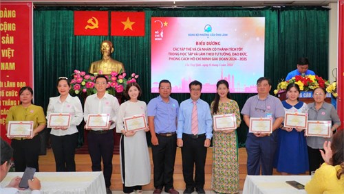 Chi bộ, cá nhân Trường Mầm non Tuổi Hồng nhận Giấy khen có thành tích tốt trong việc học tập và làm theo tư tưởng, đạo đức, phong cách Hồ Chí Minh giai đoạn 2024 - 2025.