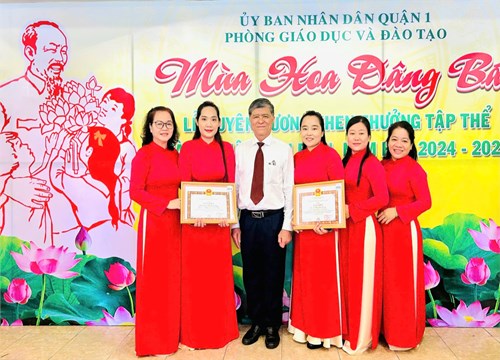 Giáo viên Trường Mầm non Tuổi Hồng nhận Lễ tuyên dương khen thưởng cá nhân tiêu biểu  Mùa hoa dâng Bác  năm học 2024-2025.