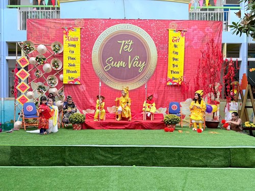 MỪNG XUÂN ẤT TỴ 2025 
Xuân Ất Tỵ 2025 đã về, mang theo sắc thắm ngập tràn khắp nơi! 💐 Trong không khí rộn ràng ấy, hôm nay - 23 Tháng Chạp thầy trò trường Mầm non Tuổi Thơ 7 đã tổ chức chương trình văn nghệ đặc sắc với chủ đề  Táo Về Chầu Trời . Qua các tiết mục vui tươi, sáng tạo, các “Táo quân nhí” đã khéo léo tái hiện hình ảnh Táo Quân báo cáo với Thượng Hoàng Ngọc Đế về công tác chăm sóc nuôi dưỡng và giáo dục trẻ tại trường Mầm non Tuổi Thơ 7. Những tiết mục văn nghệ đặc sắc, tràn đầy tiếng cười và niềm vui. Những khoảnh khắc hồn nhiên, đáng yêu của các bé chính là món quà Xuân ý nghĩa nhất!
Nhân dịp năm mới, trường Mầm non Tuổi Thơ 7 xin kính chúc:
✨ Quý lãnh đạo, Quý thầy cô và Quý Phụ huynh một năm mới An khang, Thịnh vượng, luôn đồng hành và hỗ trợ sự phát triển của nhà trường.
Chúc năm mới Ất Tỵ 2025 tràn ngập niềm vui, hạnh phúc và thành công! 🌟