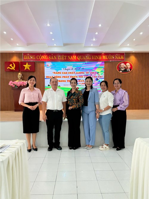 Sáng ngày 11.3.2025 - Trường mầm non Tuổi Thơ 7 tổ chức chuyên đề Thành Phố  Nâng cao chất lượng tổ chức hoạt động phát triển thể chất cho trẻ trong trường mầm non  - Năm học 2024-2025.
Đến tham dự chuyên đề, nhà trường trân trọng được đón tiếp Cô Nguyễn Thị Uyên Phương - Chuyên viên Sở GD&ĐT TP. HCM
Thầy Lương Trọng Bình - Phó Trưởng Phòng GD&ĐT Quận 3 cùng các thầy cô là chuyên viên, Hiệu trưởng và Phó Hiệu trưởng của các Quận 3,4,5,7, Nhà Bè, Cần giờ.