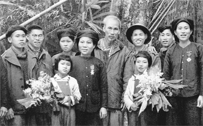 Phim tài liệu: Bác Hồ sống mãi