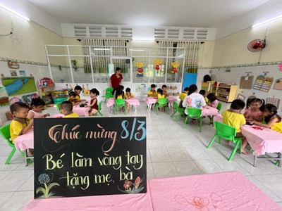 Bé làm lắc tay tặng mẹ, bà
