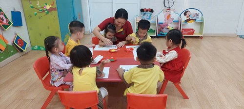 Th: chấm tăm bông tăm làm hoa đào hoa mai ( lớp 25 - 36 tháng)