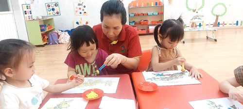 TH: Chấm màu lên cành cây làm quả ( Lớp 25 - 36 tháng)