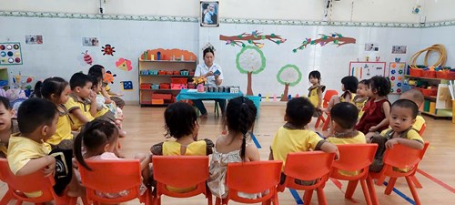 Nhóm lớp 25 - 36 tháng uống thuốc tẩy giun lần 2 năm học 2024-2025