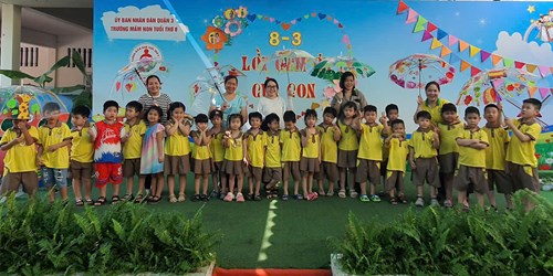 Các bé lớp lá trang trí dù chào mừng ngày 8/3