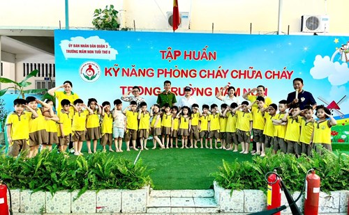 Các bé lớp lá tập huấn kĩ năng phòng cháy,chữa cháy