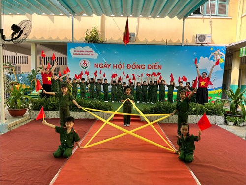 Các bé lớp Lá đồng diễn chào mừng lễ 30/4