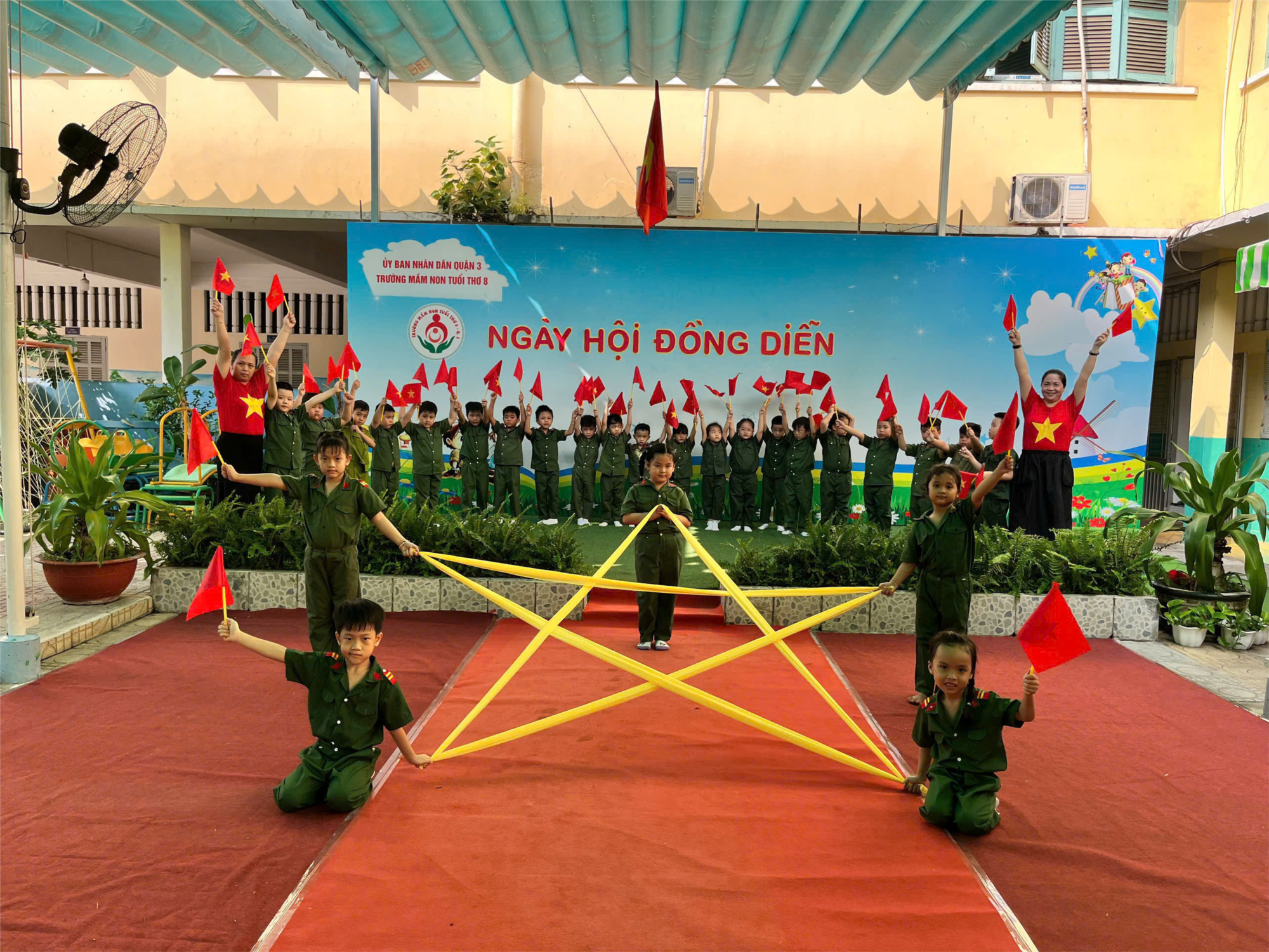 Các bé lớp Lá đồng diễn chào mừng lễ 30/4