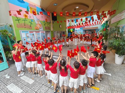 Kỷ niệm 50 năm giải phóng miền nam: màn đồng diễn thể dục của các em học sinh khối mẫu giáo trường mầm non tuổi thơ