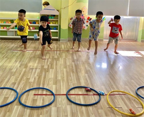 Giờ học Ném trúng đích nằm ngang (Chồi 2)