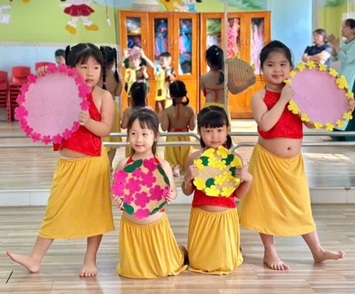 Các bạn lớp Chồi 2 Vận động múa bài “Cái Bống”