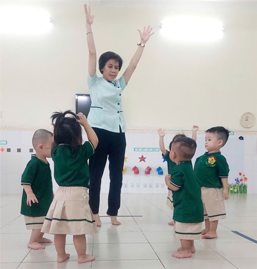 Hđgd thể chất: đi bước qua vật cản (19-24 tháng)