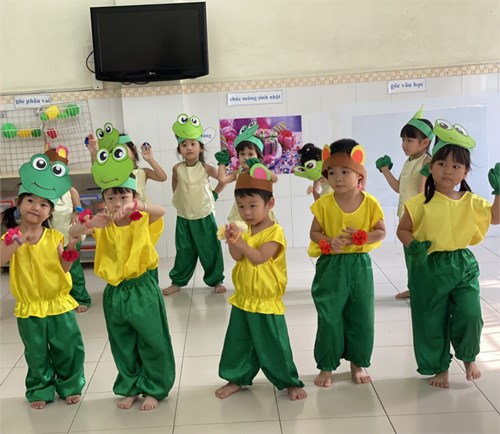 Một tiết học âm nhạc của các bé lớp Mầm 3 với đề tài Múa Chú Ếch con