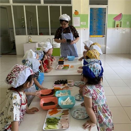 Cùng trải nghiệm bé  tập làm nội trợ của các bé lớp Mầm 3  với món ăn  su si
