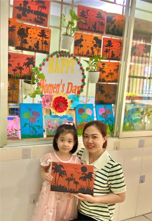 Làm tranh tặng Mẹ ngày 8-3 của các con lớp Chồi 2