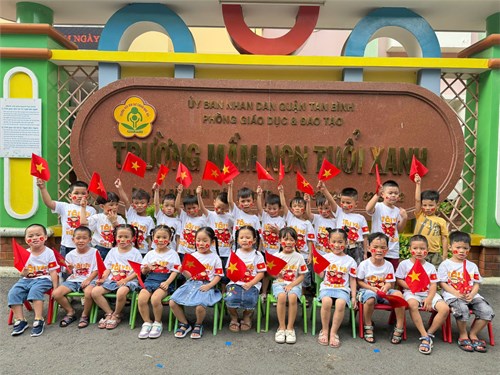 Hoạt động thể dục đồng diễn của các bé Lớp Chồi 1