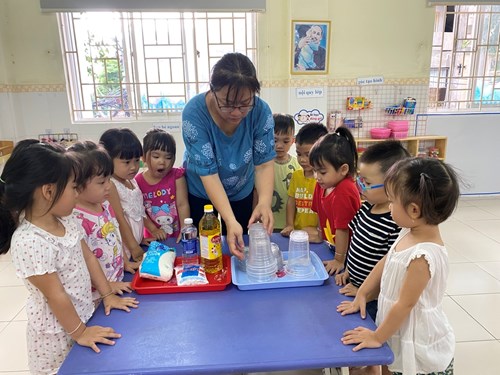 Giờ hoạt động thử nghiệm của các bé lớp Mầm 3 với đề tài Chất tan và không tan
