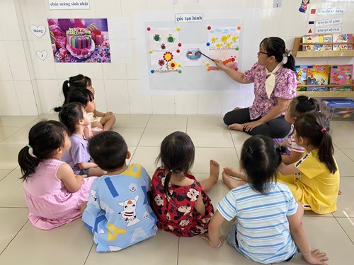 Hãy đến cùng các bé lớp Mầm 3 với đề tài Tạo hình từ những hình   tròn