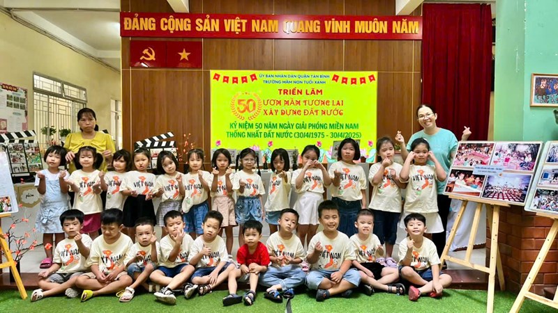 Các bé lớp Chồi 2 tham quan Triển lãm 50 năm ươm mầm tương lai - xây dựng đất nước của trường Mầm non Tuổi Xanh