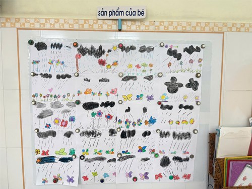 Cùng các bạn nhỏ lớp Chồi 1 đến với hoạt động tạo hình: Vẽ mưa