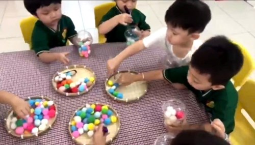 ĐỀ TÀI: KỸ NĂNG DÙNG KẸP GẮP ĐỒ VẬT 
của các bé lớp nhà trẻ 2