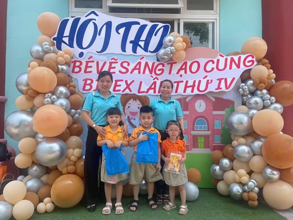 🥰Ngày 19/3/2025, Các bé Trường Mầm non Vàng Anh đã tham gia Hội thi  Bé vẽ sáng tạo cùng Bitex  năm học 2024-2025 tại trường MN Hoa Mai, một sân chơi nghệ thuật đầy thú vị dành cho các bé Mầm, Chồi, Lá với nhiều thí sinh nhí tham gia.
🎉 Chúc mừng các bé Trường Mầm non Vàng Anh siêu dễ thương. Các bé đã tự tin thể hiện khả năng của mình.
☘️ Với một chút năng khiếu của mình, các con đã mang về cho trường mình: 
💕 02 giải Ba - Bé Ngô Xuân Vy - Lớp Chồi 3 
                         - Phan Tuấn Kiệt - Lớp lá 2
💕 01 giải Khuyến khích:
                    - Bé Nguyễn Quỳnh Như- Lớp Mầm 2
🌻Hội thi đã khép lại với nhiều cảm xúc và nhiều năng lượng tích cực được lan tỏa.
❤️Cùng xem lại những hình ảnh của các  họa sĩ nhí  của chúng ta ba mẹ nhé !