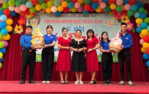 Đồng chí Bí thư và Phó bí thư Chi đoàn Trường Mầm non Vàng Anh hân hạnh được Ban chấp hành Đoàn phường 8 trao tặng quà nhân dịp Xuân Ất Tỵ 2025 lan tỏa tinh thần yêu thương, gắn kết.