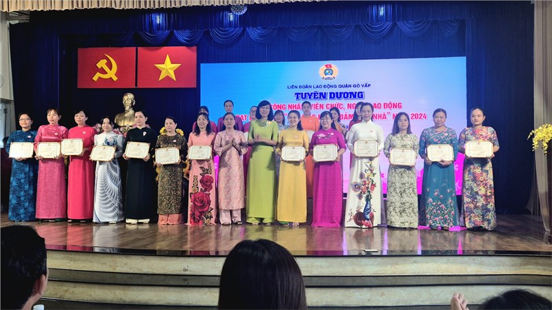 Sáng 19/3, cô Lưu Thị Hạnh Thuần và cô Nguyễn Thị Phương Loan được vinh dự nhận Giấy khen đạt danh hiệu  Giỏi việc nước, đảm việc nhà  năm 2024 tại LĐLĐ quận Gò Vấp.