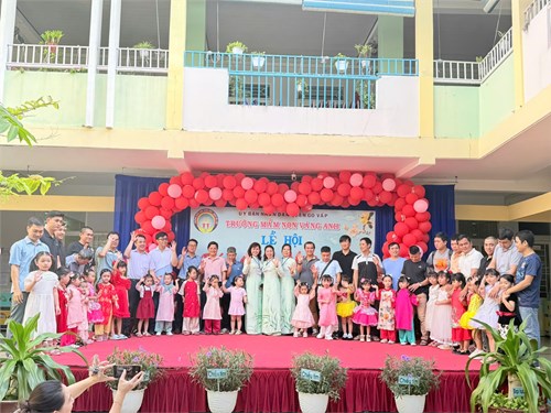 Ngày 07/3, Nhà trường tổ chức lễ hội  Bé mừng ngày 08/3 . Trong buổi lễ hội, ngoài các tiết mục văn nghệ dễ thương do các bé Trường MN Vàng Anh biểu diễn, các bé còn được theo dõi một hoạt động đặc biệt và vô cùng ý nghĩa, đó là hoạt động  Cha tết tóc cho con gái , hoạt động này như một món quà đặc biệt của những người cha gửi tặng những cô con gái bé bỏng nhân ngày của một nửa thế giới.