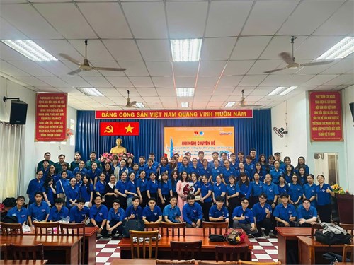 Sáng ngày 09/3, Chi đoàn Trường MN Vàng Anh tham gia Hội nghị Học tập chuyên đề  Học tập và làm theo phong cách đi cơ sở của Chủ tịch Hồ Chí Minh  do Đoàn phường 11 phối hợp cùng cụm thi đua số 3 (Phường 8, 11, 12, 14) tổ chức.