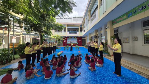 Trường Mầm non Vàng Anh tổ chức vận động liên hoàn cho trẻ 18-36 tháng.