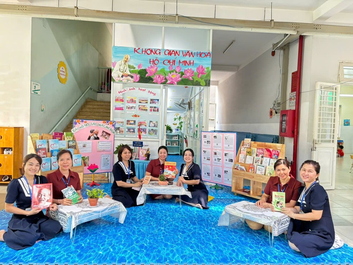 Tập thể CB-GV-NV, cha mẹ trẻ và các bé Trường Mầm non Vàng Anh hưởng ứng  Ngày sách và văn hóa đọc Việt Nam  lần 4 tại  Không gian văn hóa Hồ Chí Minh  của đơn vị.