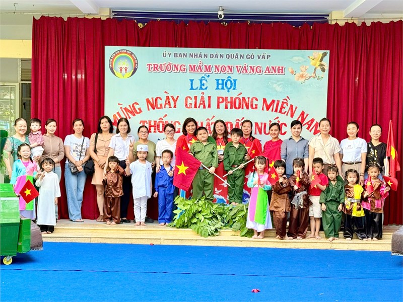 Kỷ niệm 50 năm Ngày Giải phóng miền Nam, thống nhất đất nước, cô và trẻ Trường Mầm non Vàng Anh cùng nhau tái hiện lại trang lịch sử hào hùng của dân tộc Việt Nam, đất nước Việt Nam.
