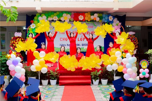 Sáng 30/5, trong không khí xúc động xen lẫn tự hào, Trường Mầm non Vàng Anh tổ chức Lễ tri ân và ra trường cho các bé lớp Lá.