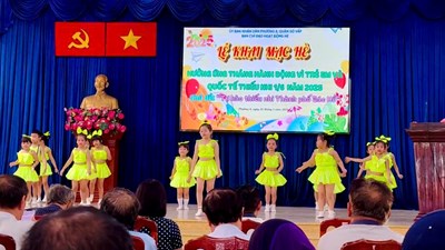 Các bé Trường Mầm non Vàng Anh biểu diễn văn nghệ Lễ khai mạc hè tại UBND phường 8.