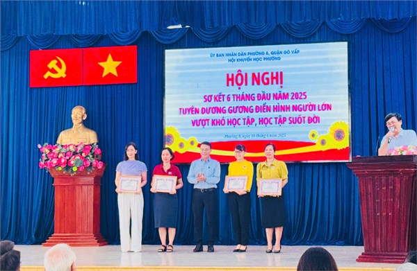 Chúc mừng cô Trần Thị Ngọc Lan đạt HTXS hoạt động Khuyến học, các cô Nguyễn Thị Hòa, Bùi Thị Thủy Nguyên đạt Người lớn vượt khó học tập trong Hội nghị Sơ kết hoạt động 6 tháng đầu năm 2025 của Hội Khuyến học Phường 8, biểu dương gương điển hình  Người lớn vượt khó học tập  tại UBND Phường 8.