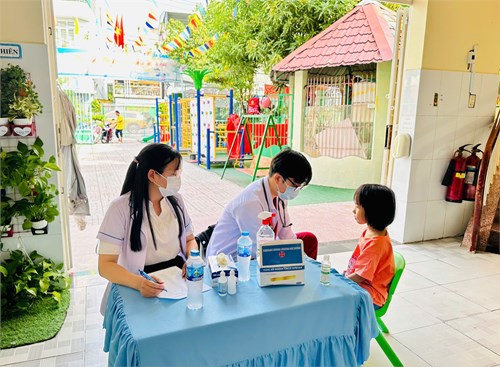 Trường mầm no vàng anh – quận 8 phối hợp trạm y tế phường hưng phú tổ chức tầm soát trẻ trong ngày đầu đi học lại sau kỳ nghỉ tết nguyên đán ất tỵ 2025